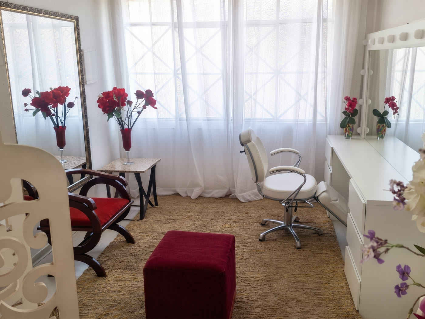 Recepção da Estética Cléia Rezende, com espelho, poltrona e flores